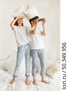 eye shielding girl standing bed with her brother looking through telescope. Стоковое фото, агентство Ingram Publishing / Фотобанк Лори