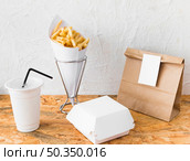 french fries disposal cup food parcel wooden surface. Стоковое фото, агентство Ingram Publishing / Фотобанк Лори