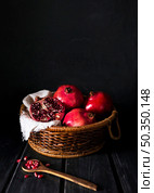 basket with autumn pomegranates. Стоковое фото, агентство Ingram Publishing / Фотобанк Лори