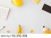 objects scattered by circle with blank center. Стоковое фото, агентство Ingram Publishing / Фотобанк Лори