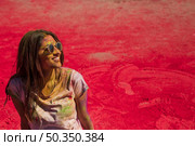 portrait smiling young woman wearing sunglasses messing holi color. Стоковое фото, агентство Ingram Publishing / Фотобанк Лори