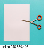 scissors cutting paper blue background. Стоковое фото, агентство Ingram Publishing / Фотобанк Лори