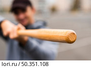 defocused man holding baseball bat. Стоковое фото, агентство Ingram Publishing / Фотобанк Лори