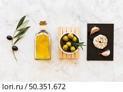 olives with bottle garlic bulb cloves. Стоковое фото, агентство Ingram Publishing / Фотобанк Лори