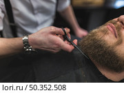 barber cutting beard crop client. Стоковое фото, агентство Ingram Publishing / Фотобанк Лори