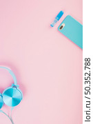 elevated view headphone smartphone pink background. Редакционное фото, агентство Ingram Publishing / Фотобанк Лори