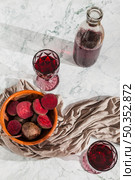 freshly squeezed beet juice. Стоковое фото, агентство Ingram Publishing / Фотобанк Лори