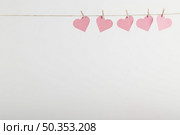 pink paper hearts hanging rope. Стоковое фото, агентство Ingram Publishing / Фотобанк Лори