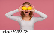 portrait playful woman holding lemons laughs. Стоковое фото, агентство Ingram Publishing / Фотобанк Лори