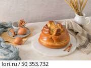Fogaca on kitchen countertop with eggs and cinammon sticks. Traditional cake from Santa Maria da Feira, Portugal. Стоковое фото, агентство Ingram Publishing / Фотобанк Лори