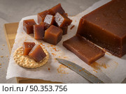 Marmalade in crackers on a kitchen counter. Стоковое фото, агентство Ingram Publishing / Фотобанк Лори