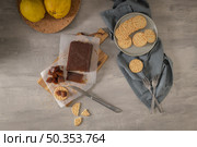 Marmalade in crackers on a kitchen counter with quinces on a cork tray. Стоковое фото, агентство Ingram Publishing / Фотобанк Лори