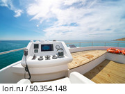Yacht flybridge open deck, modern and luxury equipped with navigation dashboard devices. Lifestyle freedom concept. Стоковое фото, агентство Ingram Publishing / Фотобанк Лори