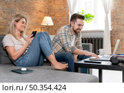 couple home having videocall with family_3. couple home having videocall with family_2. Стоковое фото, агентство Ingram Publishing / Фотобанк Лори