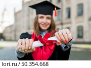 graduation concept with portrait happy woman. Стоковое фото, агентство Ingram Publishing / Фотобанк Лори