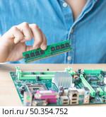 it person repairing hardware equipment s. Стоковое фото, агентство Ingram Publishing / Фотобанк Лори