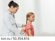 medium shot doctor checking girl. Стоковое фото, агентство Ingram Publishing / Фотобанк Лори