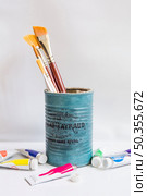 can with paintbrushes white. Стоковое фото, агентство Ingram Publishing / Фотобанк Лори