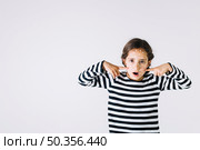 girl with rush pointing face. Стоковое фото, агентство Ingram Publishing / Фотобанк Лори