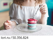 midsection woman eating ice cream sandwich with fork. Стоковое фото, агентство Ingram Publishing / Фотобанк Лори