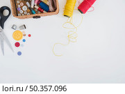 scissor buttons thimble red yellow yarn isolated white background. Стоковое фото, агентство Ingram Publishing / Фотобанк Лори