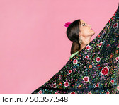 woman holding manila shawl looking up. Стоковое фото, агентство Ingram Publishing / Фотобанк Лори