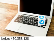 blank laptop with box twitter icon work desk. Стоковое фото, агентство Ingram Publishing / Фотобанк Лори
