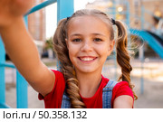 blonde girl stretching out her hands camera. Стоковое фото, агентство Ingram Publishing / Фотобанк Лори