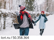 content couple playing snowballs park. Стоковое фото, агентство Ingram Publishing / Фотобанк Лори