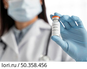 doctor holding coronavirus vaccine recipient her hand. Стоковое фото, агентство Ingram Publishing / Фотобанк Лори