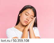 woman holding her hands sleep. Стоковое фото, агентство Ingram Publishing / Фотобанк Лори