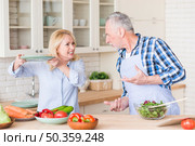angry senior couple fighting with each other kitchen. Стоковое фото, агентство Ingram Publishing / Фотобанк Лори