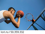 basketball player throwing ball into net. Стоковое фото, агентство Ingram Publishing / Фотобанк Лори