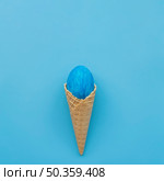 blue egg waffle cone blue background. Стоковое фото, агентство Ingram Publishing / Фотобанк Лори