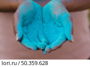 close up hands holding blue powder. Стоковое фото, агентство Ingram Publishing / Фотобанк Лори
