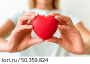 defocused woman holding heart shape. Стоковое фото, агентство Ingram Publishing / Фотобанк Лори