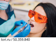 dentist curing teeth patient glasses. Стоковое фото, агентство Ingram Publishing / Фотобанк Лори