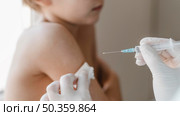doctor with kid getting vaccine. Стоковое фото, агентство Ingram Publishing / Фотобанк Лори