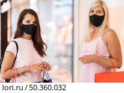 friends wearing fabric masks mall. Стоковое фото, агентство Ingram Publishing / Фотобанк Лори