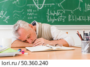 grey haired teacher sleeping table. Стоковое фото, агентство Ingram Publishing / Фотобанк Лори