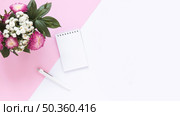 high angle view spiral notepad pen bunch flowers dual background. Стоковое фото, агентство Ingram Publishing / Фотобанк Лори