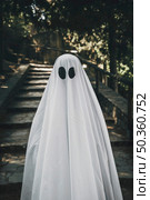 person ghost costume standing forest. Стоковое фото, агентство Ingram Publishing / Фотобанк Лори