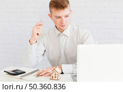 realtor man sitting office. Стоковое фото, агентство Ingram Publishing / Фотобанк Лори