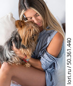 young woman hugging dog. Стоковое фото, агентство Ingram Publishing / Фотобанк Лори