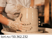 female potter shaping pot pottery workshop. Стоковое фото, агентство Ingram Publishing / Фотобанк Лори