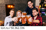 friends clinking glasses with beer pub. Стоковое фото, агентство Ingram Publishing / Фотобанк Лори