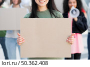 front view woman holding copy space cardboard. Стоковое фото, агентство Ingram Publishing / Фотобанк Лори
