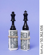 king queen pieces chess standing equal amount money. Стоковое фото, агентство Ingram Publishing / Фотобанк Лори