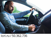 man shifting gear stick while driving car. Стоковое фото, агентство Ingram Publishing / Фотобанк Лори