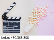 spilled popcorn clapperboard. Стоковое фото, агентство Ingram Publishing / Фотобанк Лори